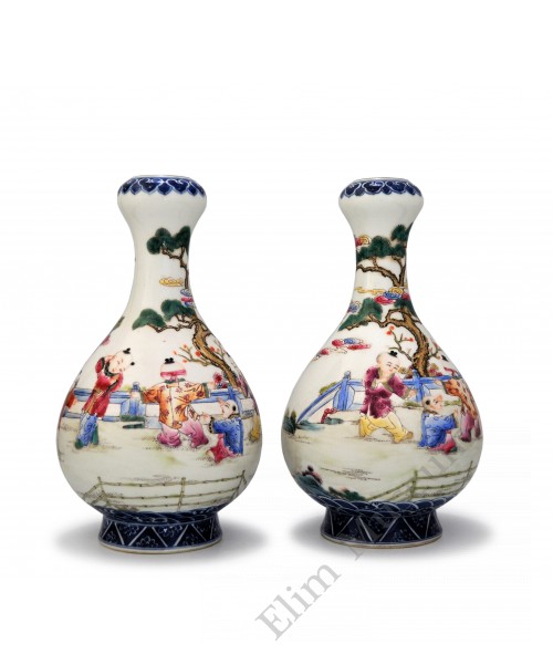 1501 A Qing Fengcai garlic vase with playing children